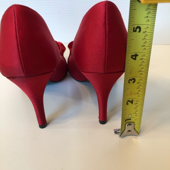 Nina Red Satin Heels Women's Shoes size 7.5 Kitten Heel Open Toe Ruffle detail - Picture 4 of 6